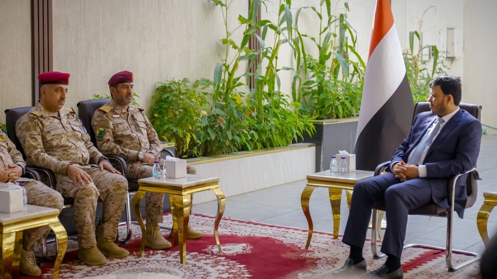 عبدالله العليمي من لقائه برئيس الأركان: معركتنا مع الحوثي مصيرية ولا تحتمل التراخي أو الانقسام.