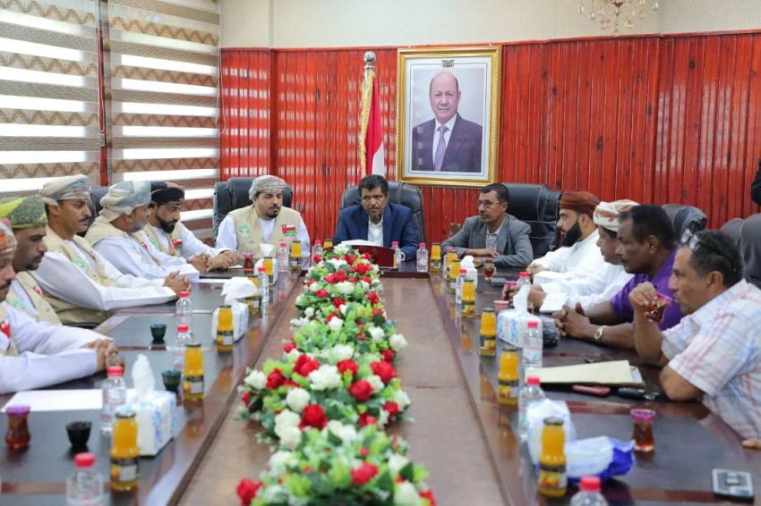 السلطة المحلية بالمهرة تكرم الهيئة العُمانية للأعمال الخيرية تقديراً لجهودها الإغاثية