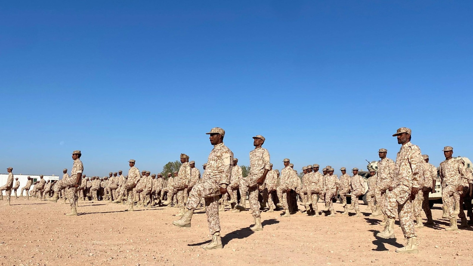 اللواء الأول بقوات حماية حضرموت يستعرض جاهزيته القتالية في عرض عسكري مهيب بمعسكر “نحب”