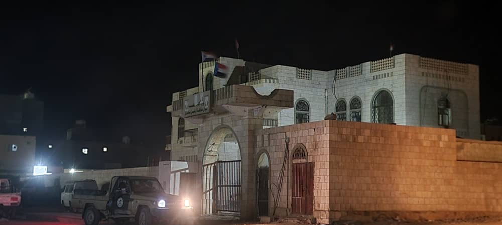 الأعلام الشطرية لا تزال ترفرف فوق المؤسسات الرسمية والسيادية بسقطرى