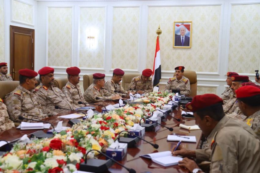 الفريق العقيلي يشدد على الانضباط والشفافية في اجتماع موسع بوزارة الدفاع