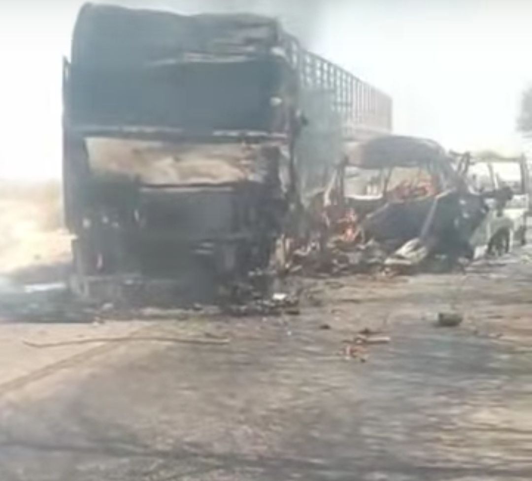 فاجعة في أبين.. تصادم مروع بين حافلة ركاب وشاحنة يودي بحياة 16 شخصاً