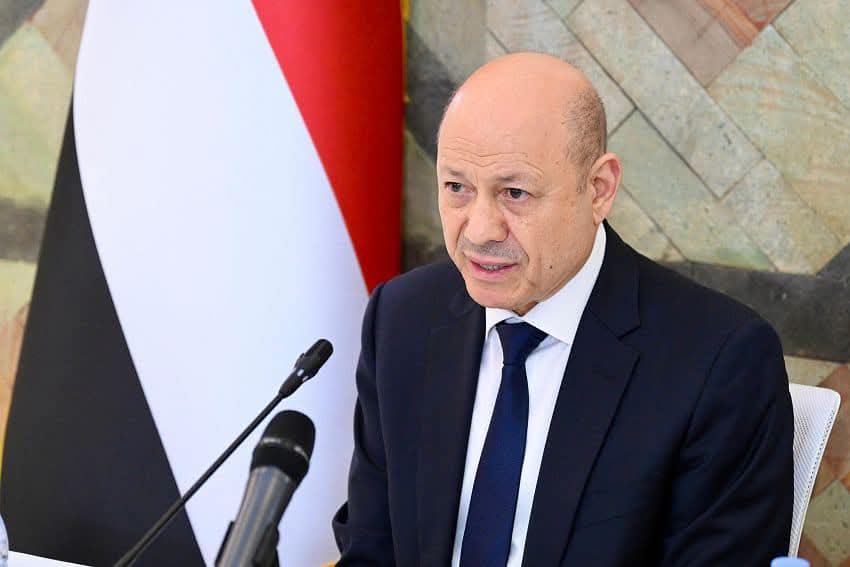 رئيس مجلس القيادة يرأس أول اجتماع للحكومة الجديدة: صناعة النموذج وهزيمة الانقلاب والشراكة مع المملكة أهم أولويات المرحلة