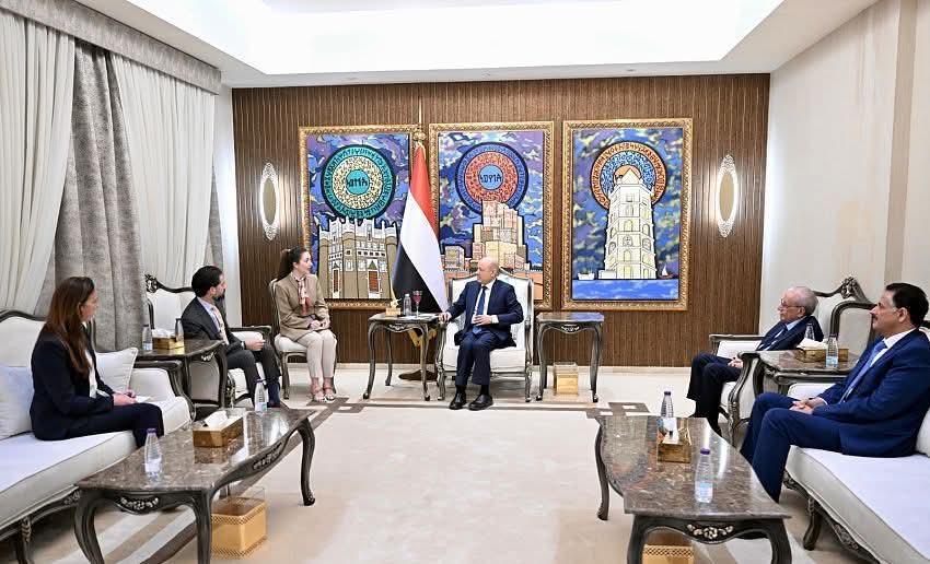 رئيس مجلس القيادة يشيد بالضغوط الامريكية القصوى على المليشيات الحوثية والنظام الايراني