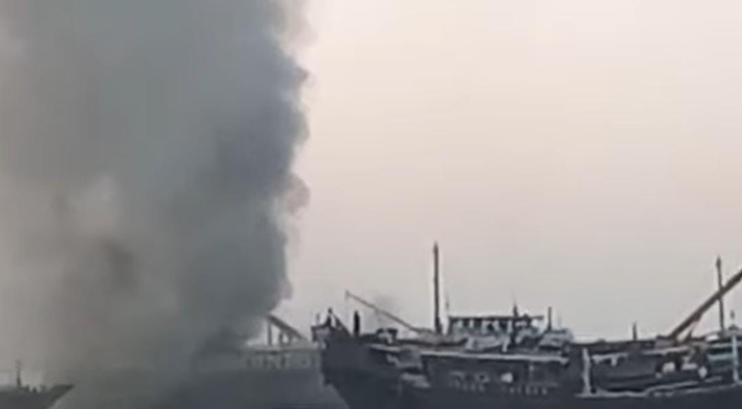 احتراق سفينة شحن تجارية في ميناء سقطرى وخسائر مادية كبيرة اندلاع الحريق