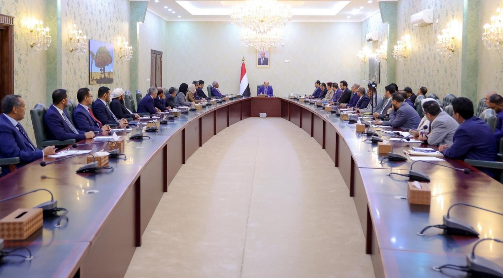 سقطرى نيوز عاجل:  الحكومة عقدت اليوم أول اجتماع لها برئاسة د. شايع محسن الزنداني في العاصمة المؤقتة بعدن وبكافة أعضائها.