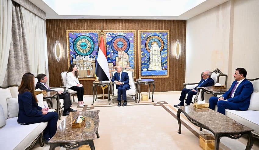 رئيس مجلس القيادة يشيد بالشراكة مع الولايات المتحدة في مجال مكافحة الإرهاب