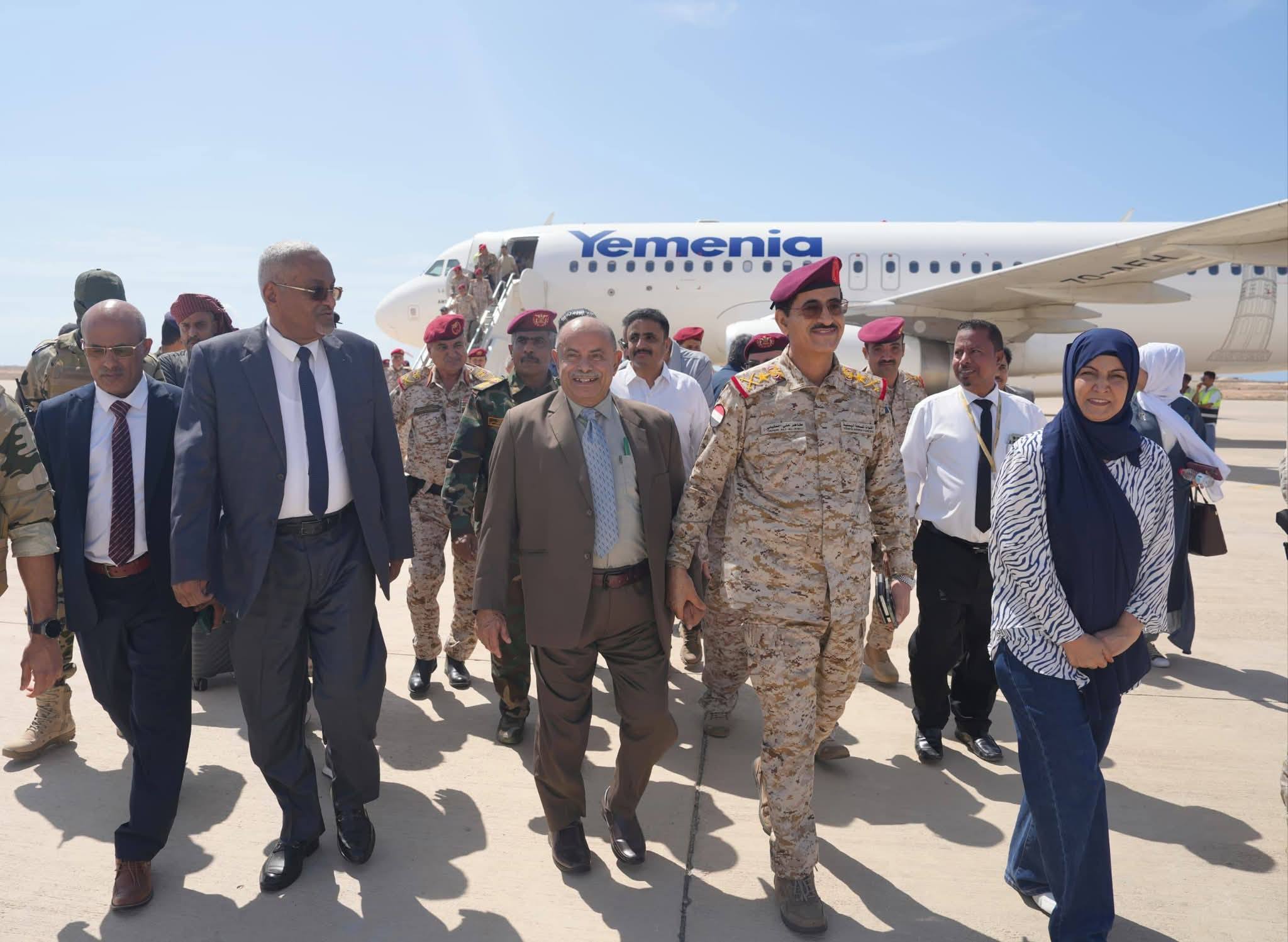 عضو مجلس القيادة محافظ حضرموت يستقبل وفدًا حكوميًا رفيعًا في المكلا