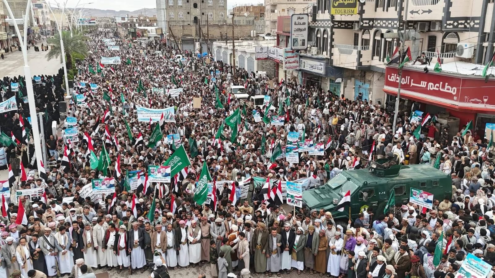 مأرب: وقفة حاشدة تندد بالاعتداءات الإيرانية على الدول العربية وتؤكد تضامنها المطلق مع السعودية