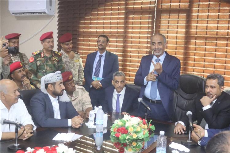 عاجل: بسبب هذا الأمر..غضب واستياء كبير من عضو مجلس القيادة الرئاسي محمود الصبيحي أثناء مراسم الاستلام والتسليم في لحج