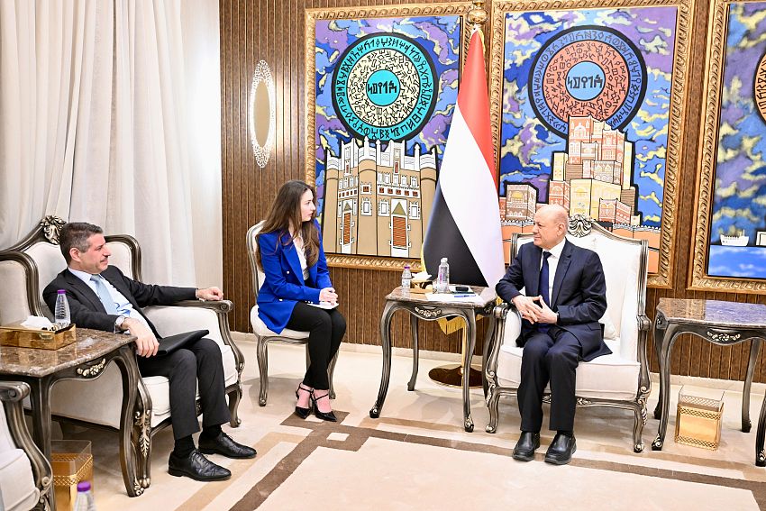 العليمي يشيد بتصنيف الحوثيين منظمة إرهابية ويدعو لتكثيف الضغوط على شبكات التهريب
