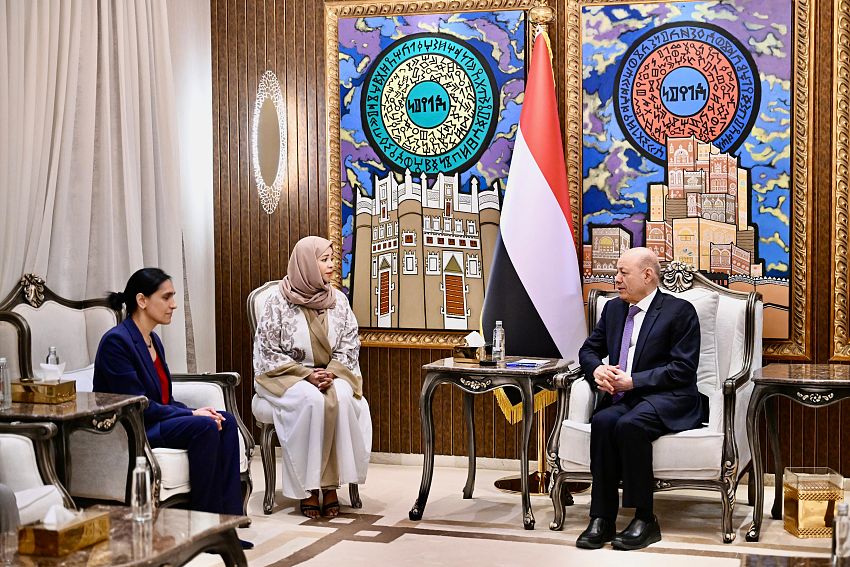 رئيس مجلس القيادة الرئاسي يطالب بإغلاق ملف الوكلاء والتنظيمات المسلحة التابعة لإيران في المنطقة