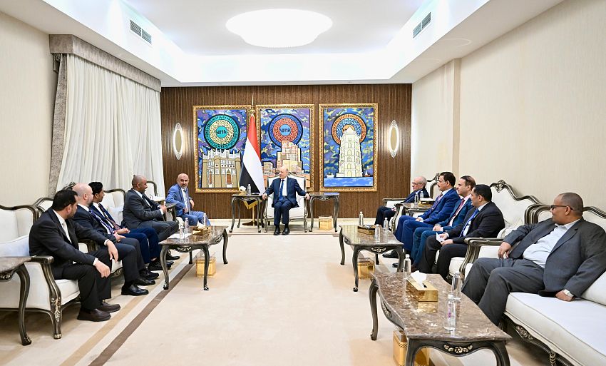 الرئيس العليمي يستقبل الفريق المفاوض ويبارك اتفاق الإفراج عن 1750 محتجزاً ومختطفاً