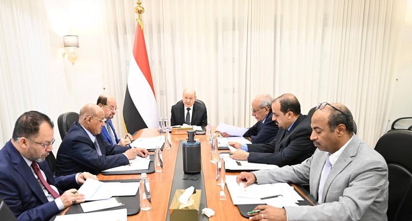 الرئيس العليمي يترأس اجتماعاً حكومياً لمتابعة تنفيذ القرارات الاقتصادية والخدمية