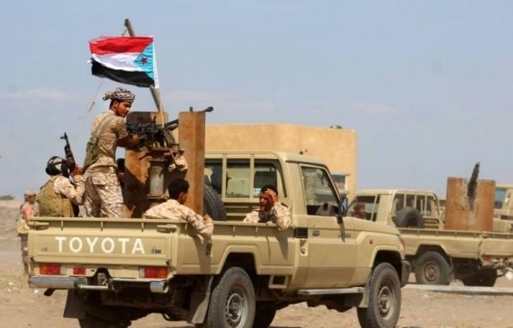 مصدر خاص: مليشيا الانتقالي تستحدث معسكراً بين شبوة وحضرموت بدعم من المحافظ عوض الوزير