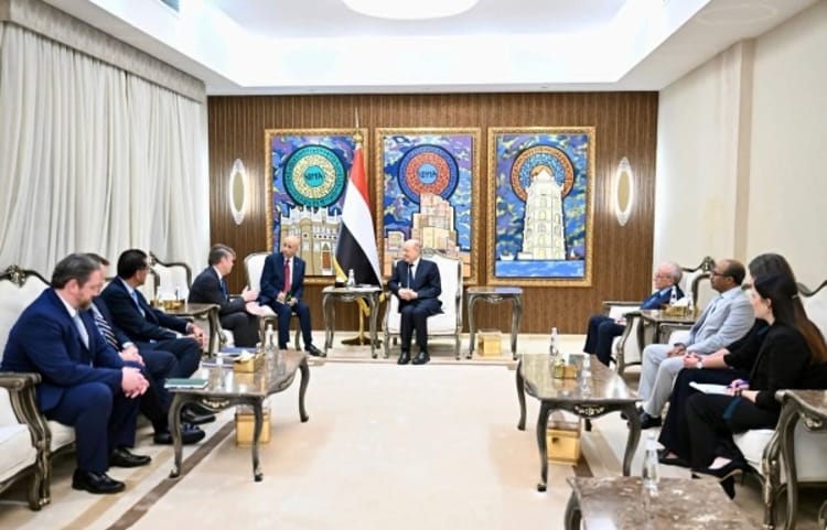 العليمي يبحث مع شركة هنت الأمريكية استئناف أنشطة النفط والغاز في اليمن