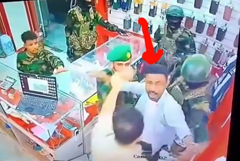 عدن.. قوة عسكرية تختطف صهر المخفي قسراً المقدم “علي عشال” وتقتاده إلى جهة مجهولة