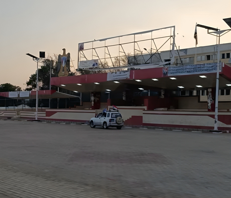 عقب ساعات من نصبها.. قوات عسكرية تزيل صورة الزبيدي من ساحة العروض وسط توتر أمني قبل تظاهرة دعا لها الانتقالي
