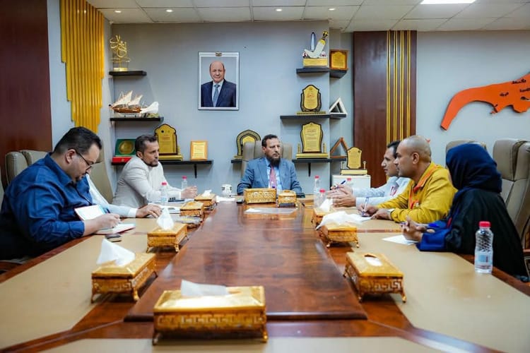 محافظ عدن يصدر قرارات بتكليف مديري 4 مديريات وعدد من المكاتب التنفيذية