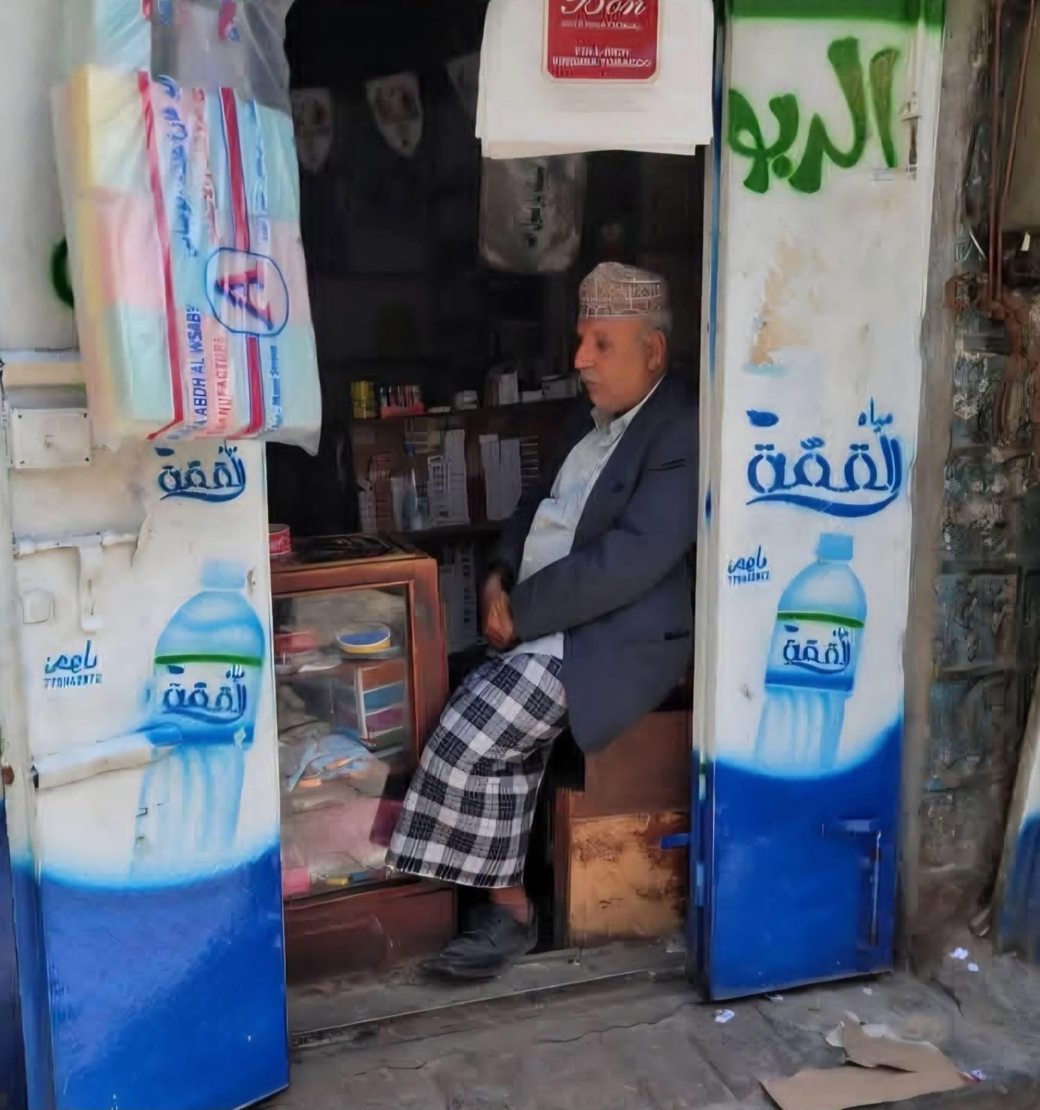 سرقة احترافية لبقالة في إب.. لصوص يحفرون جداراً من محل مجاور ويستولون على بضائع وأموال وأمانات