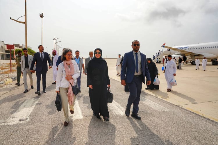 السفيرة الفرنسية تصل إلى المكلا للاطلاع على أوضاع حضرموت