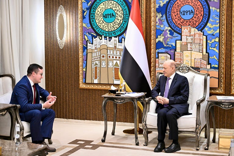 الرئيس العليمي يحذّر من أي انتهاك إيراني جديد للسيادة اليمنية