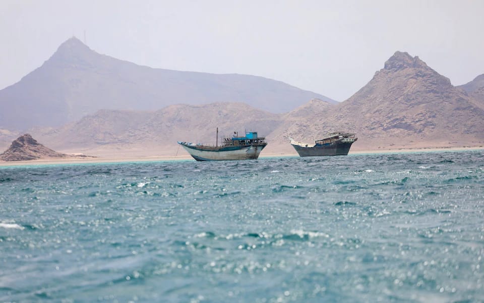 التلغراف” تكشف خطة إيرانية عبر الحوثيين للسيطرة على باب المندب وتكرار سيناريو هرمز