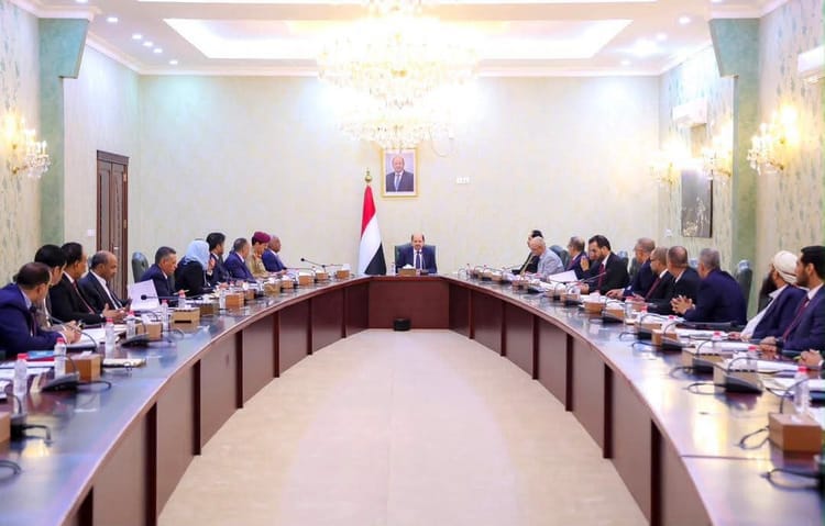 الحكومة اليمنية تقول إنها ستواصل إجراءات ردع تهديدات الحوثيين وحماية الملاحة