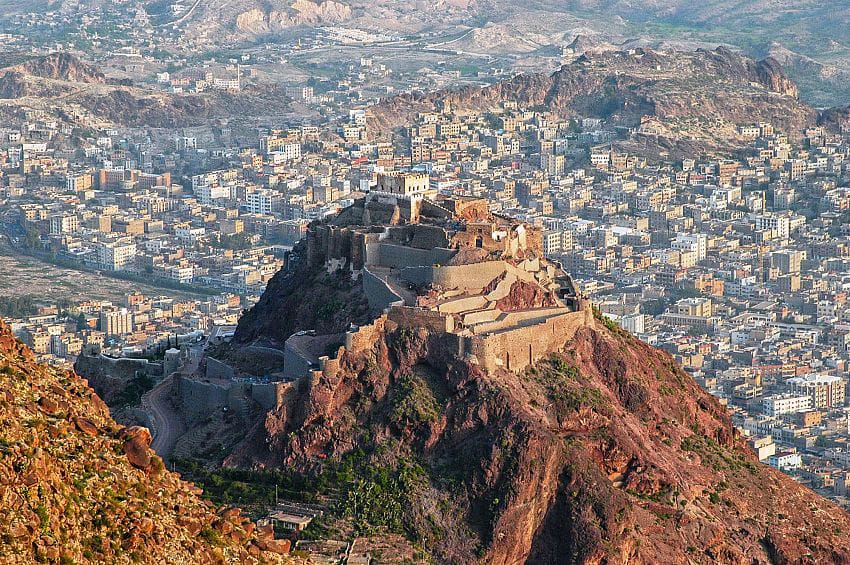 تعز.. مليشيا الحوثي تدفع بتعزيزات عسكرية جديدة إلى شمالي المدينة