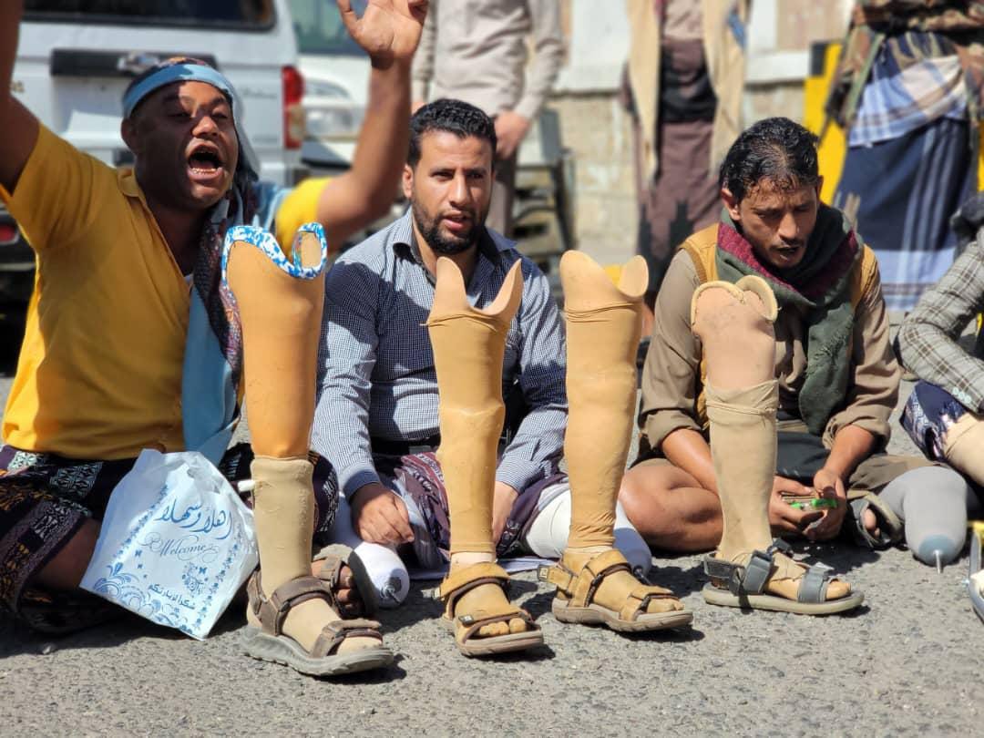تعز.. اللجنة الطبية العسكرية تحذر من توقف علاج الجرحى وتحمّل الحكومة المسؤولية