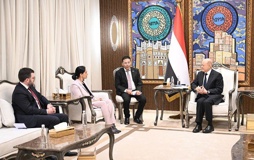 العليمي للسفيرة البريطانية: بدأنا مرحلة جديدة من استعادة المبادرة وإعادة بناء مؤسسات الدولة