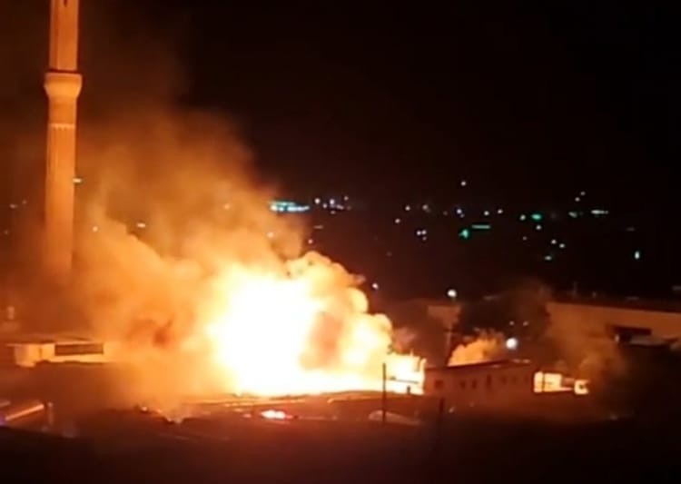 دوي انفجار عنيف يهز صنعاء وسكان يتحدثون عن تحليق طائرة قبل وقوعه