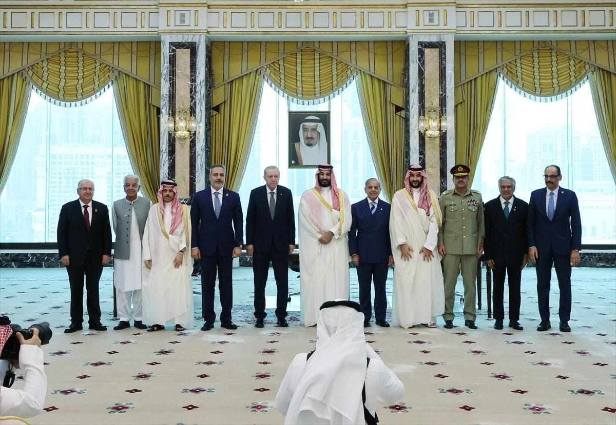 الهجوم على أي منها هجوم على الجميع”.. النص الكامل للبيان المشترك لقمة مكة بين السعودية وتركيا وباكستان