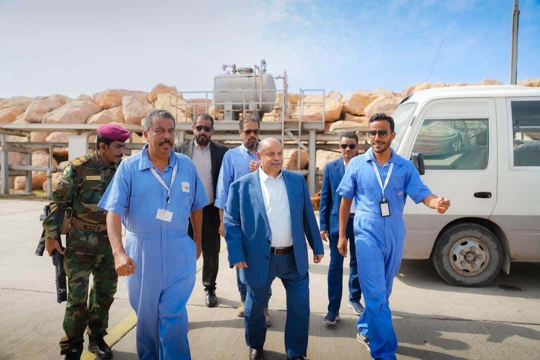 الخنبشي يتفقد موانئ الضبة والمكلا ومطار الريان ويوجه برفع الجاهزية لمواجهة التهديدات