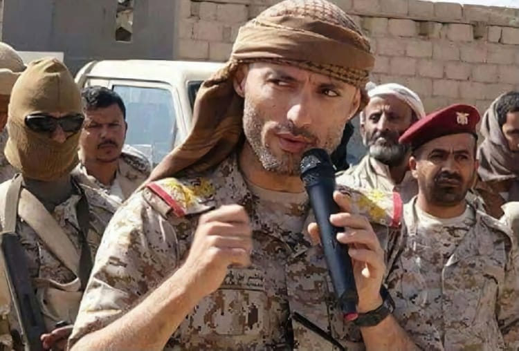 هاشم الأحمر يعود إلى الواجهة.. من قيادة جبهات الحوثيين إلى مستشار للقائد الأعلى برتبة فريق